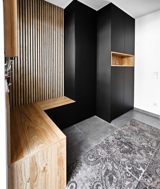 Garderobe schwarz matt mit Eichen Elementen