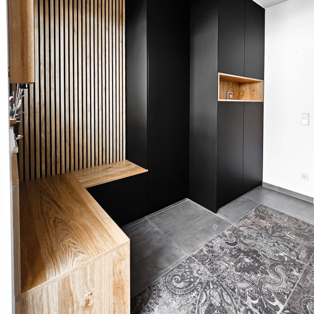 Garderobe schwarz matt mit Eichen Elementen