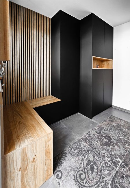 Garderobe schwarz matt Moderne Garderobe in schwarz mit Eichenelementen