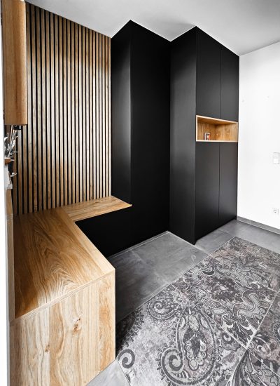 Moderne Garderobe in schwarz mit Eichenelementen