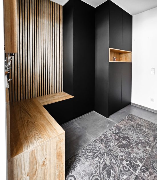 Moderne Garderobe in schwarz mit Eichenelementen