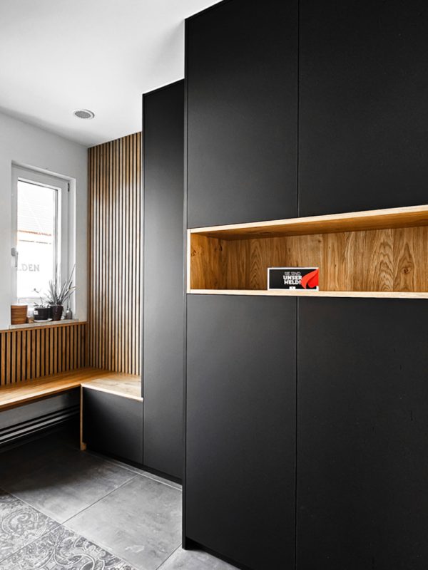Garderobe schwarz matt raven black mit Eichenelementen