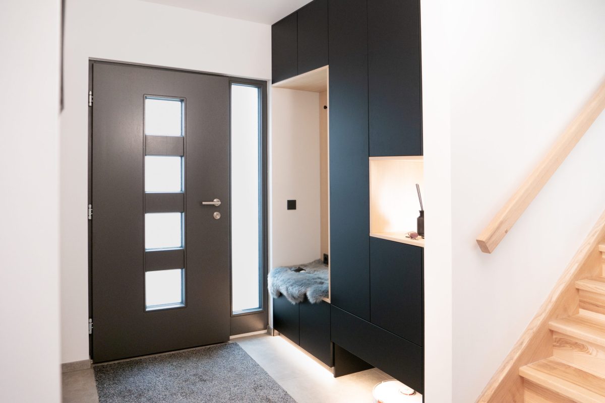 Garderobenschrank schwarz mit Inlay, Sitznische und Platz für den Staubsaugerroboter