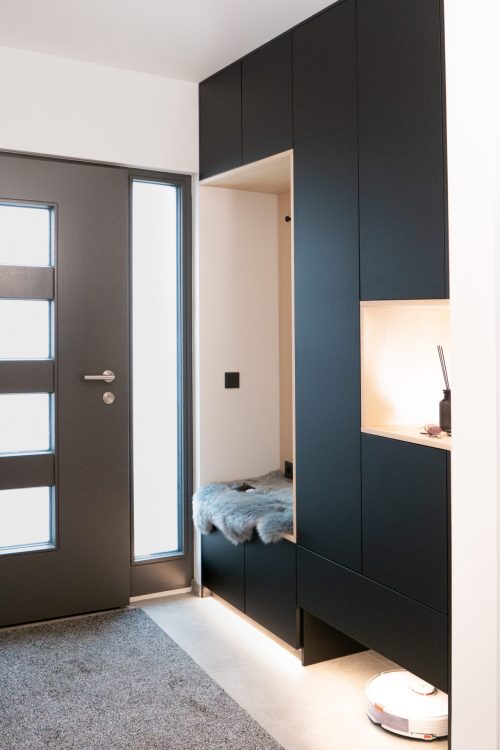 Garderobenschrank schwarz mit Inlay, Sitznische und Platz für den Staubsaugerroboter
