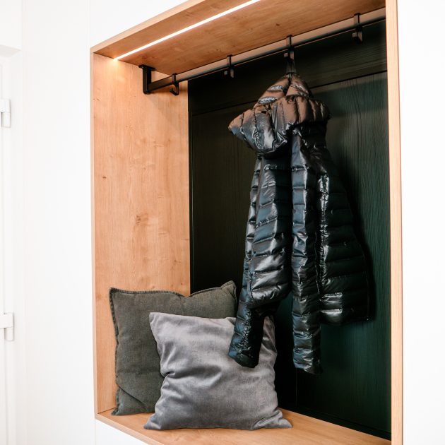 Detailansicht des Eicheninlays mit Sitzbank einer Garderobe