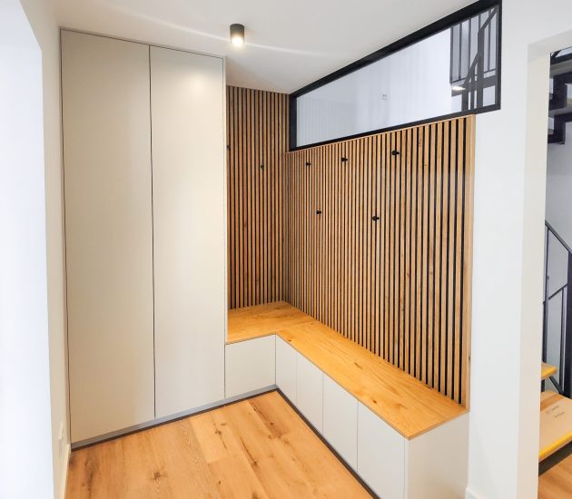 Garderobenschrank mit Sitzbank und Holzpaneelgarderobe