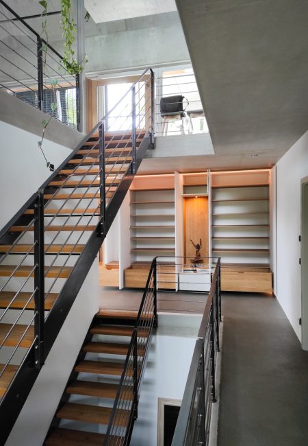 Garderobe integriert im Flur Garderobe in weiß mit Eicheninlay