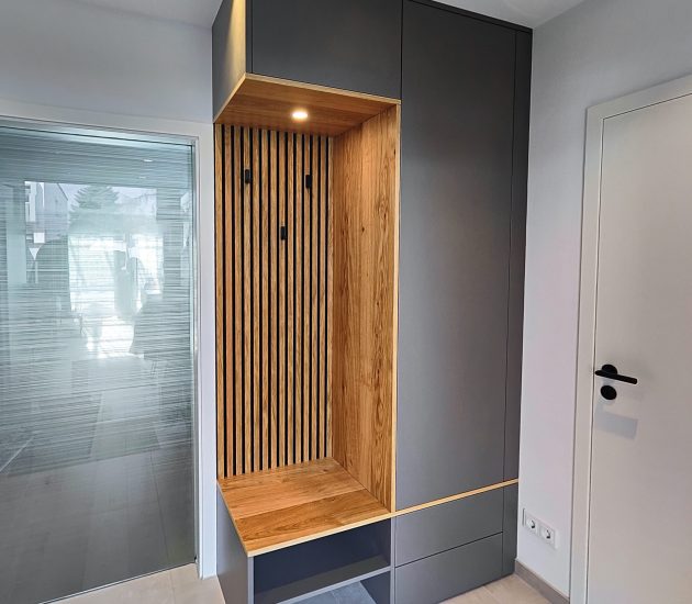 Garderobenschrank in Graphitgrau mit LED Spot und Holzpaneelen