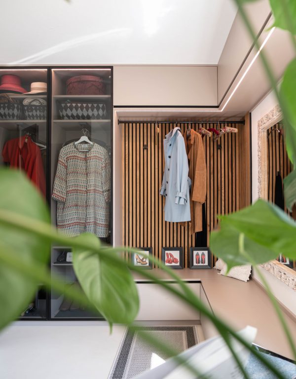 Garderobenschrank mandel beige Glastüren Alurahmen schwarz