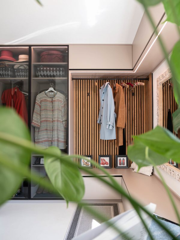 Garderobenschrank mandel beige Glastüren Alurahmen schwarz