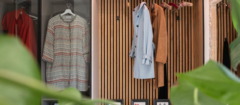 Garderobenschrank mandel beige Glastüren Alurahmen schwarz