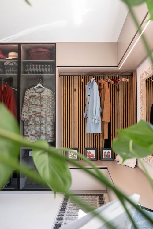 Garderobenschrank mandel beige Glastüren Alurahmen schwarz