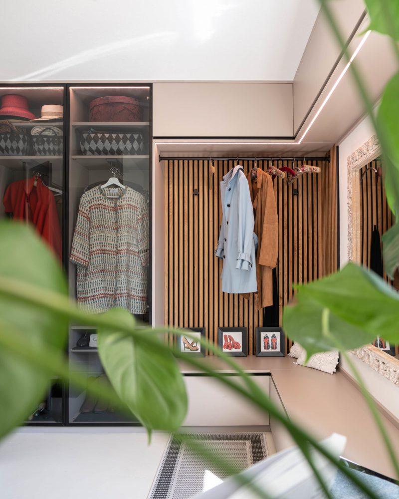 Garderobenschrank mandel beige Glastüren Alurahmen schwarz