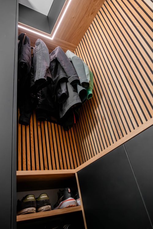 Garderobenschrank in matt-schwarz mit Eichenpaneelen und LDE