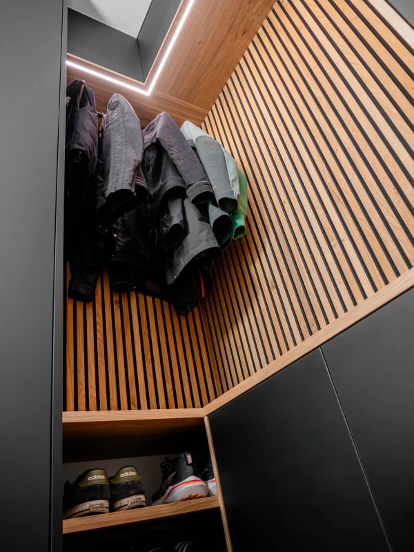 Garderobenschrank in matt-schwarz mit Eichenpaneelen und LDE