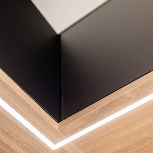 Garderobenschrank in matt-schwarz mit Eichenpaneelen und LED - Perspektive von unten auf das LED