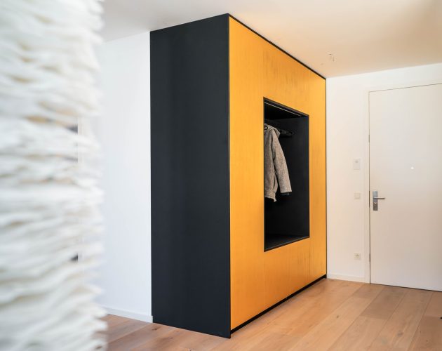 Garderobenschrank mit Sitznische in schwarz matt mit goldenen Fronten