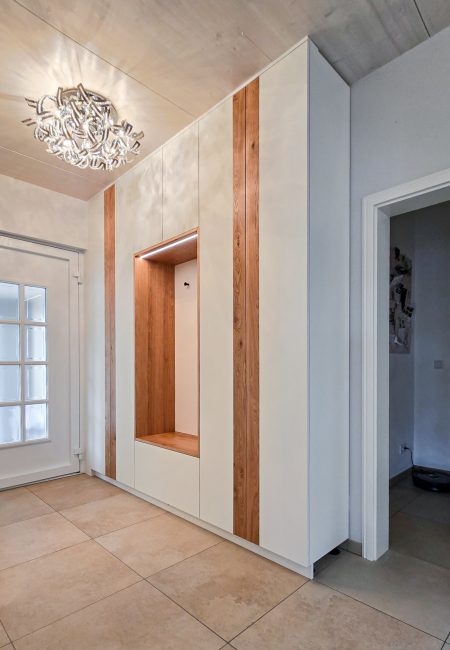 Garderobe weiß mit Eiche und LED
