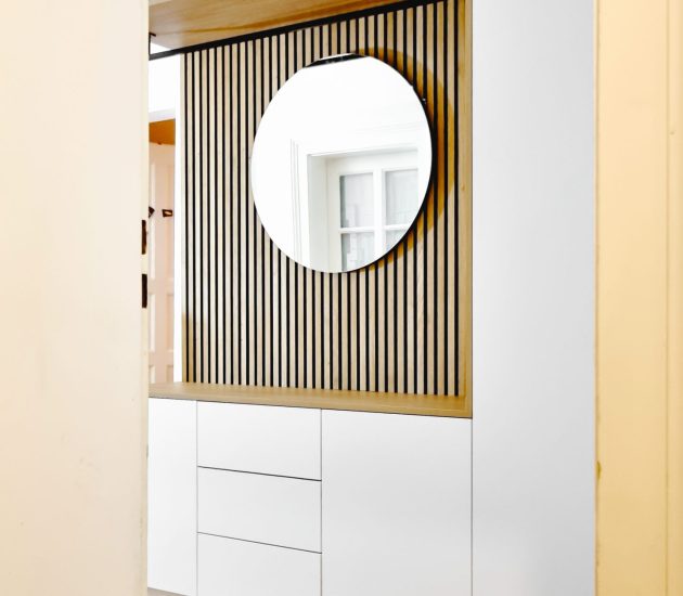 Garderobenschrank_mit Holzpaneelen und schwarzer Kleiderstange