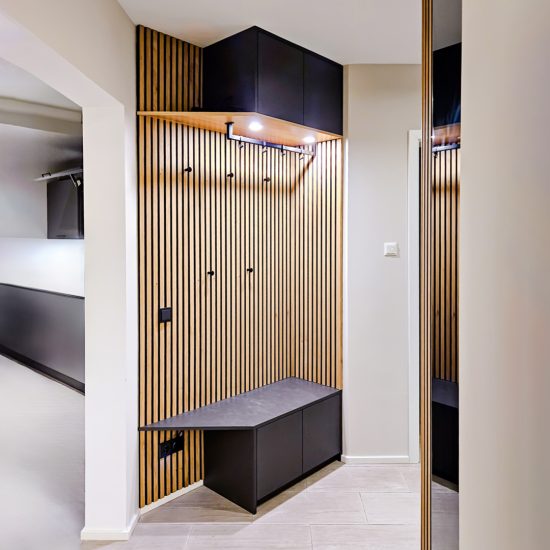 Garderobenschrank black mit Paneelen und LED