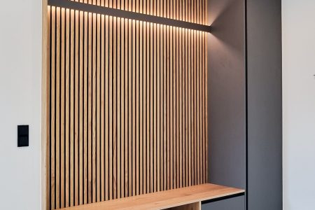 Garderobenschrank anthrazit mit Wandpaneelen in Eichenoptik und LED Leiste