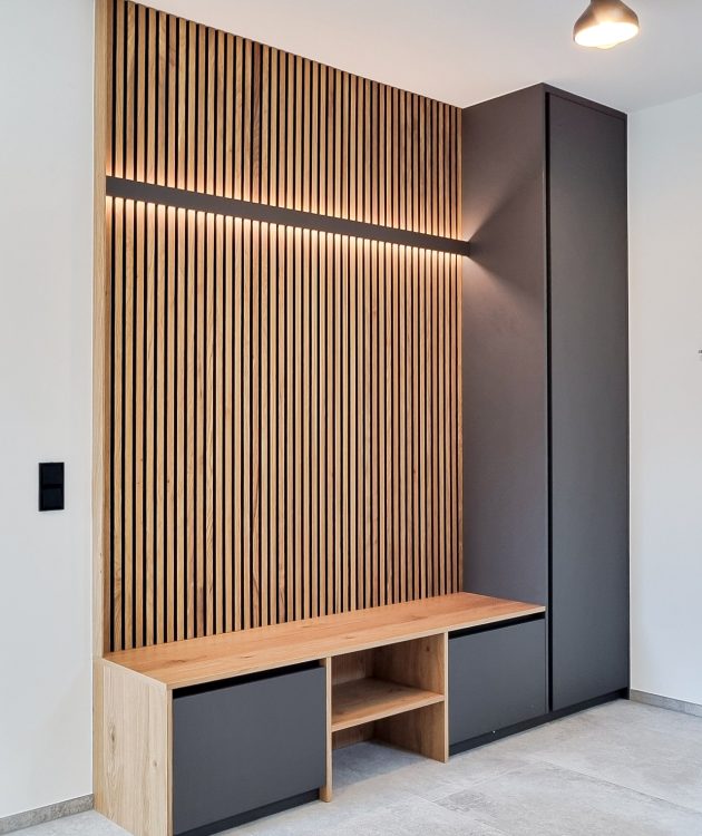 Garderobenschrank anthrazit mit Wandpaneelen in Eichenoptik und LED Leiste
