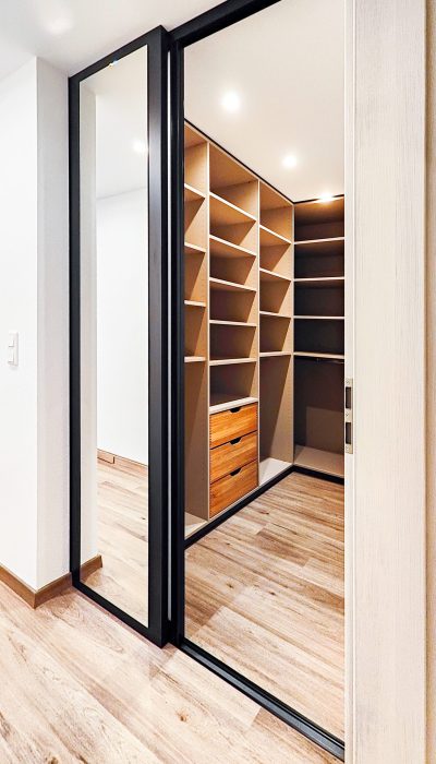 Begehbarer Kleiderschrank unter der Dachschräge