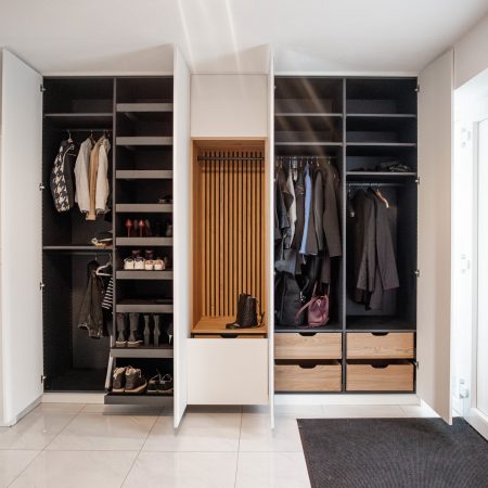 Garderobenschrank matt weiß geöffnet mit Sitznische Garderobenschrank matt weiß geöffnet mit Sitznische