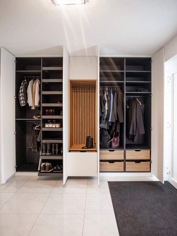 Garderobenschrank matt weiß geöffnet mit Sitznische