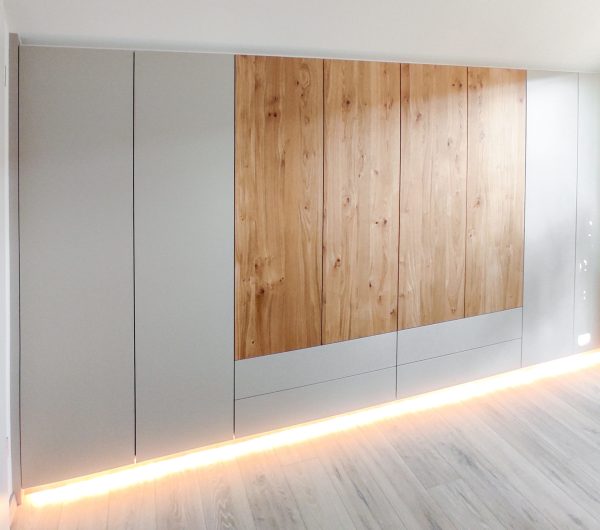 Dachschrägenschrank Schrankfronten in grau-matt und Wildeiche