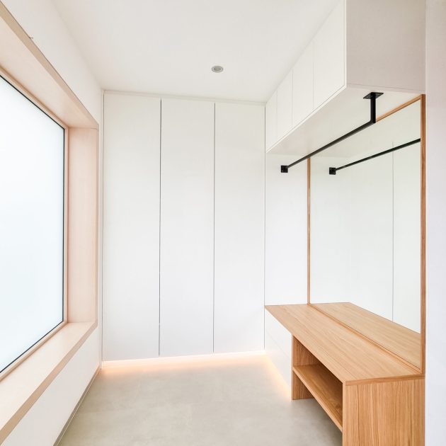 Weiße Garderobe mit Sitzgelegenheit und LED Beleuchtung