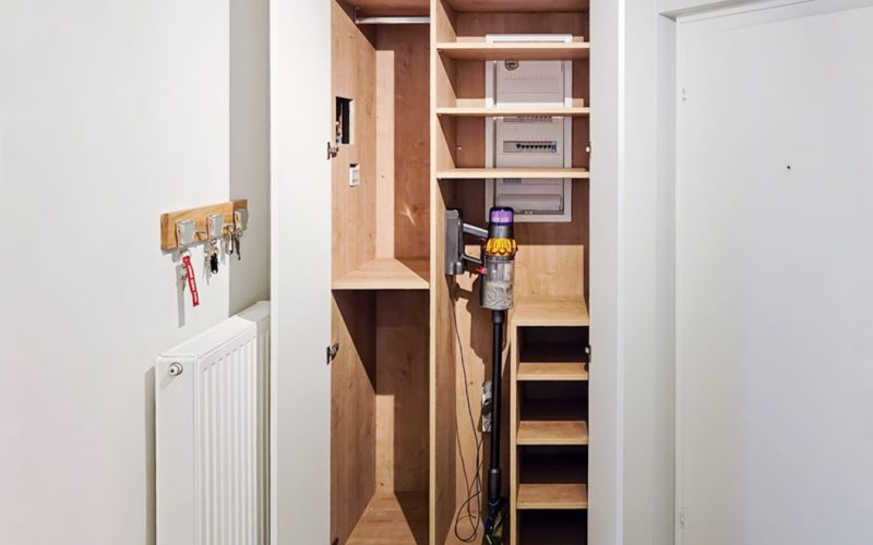 Haushaltsschrank in weiß mit Eichenholz-Innenausbau