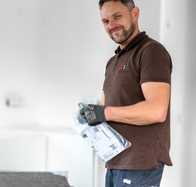 Schrankheld bei der Schrankmontage