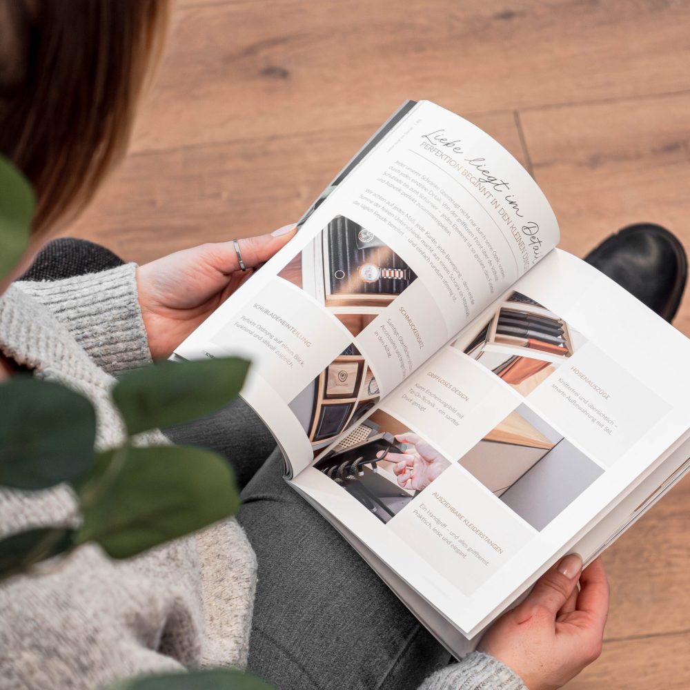 Geöffnetes Schrankhelden Magazin mit Detailbildern in der Hand