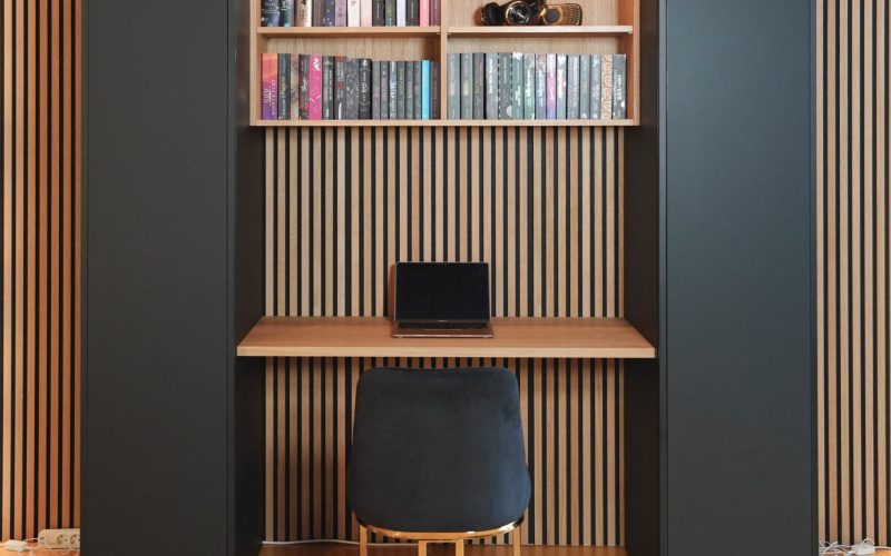 Büroschrank Homeoffice anthrazit mit elektrischem Rollo