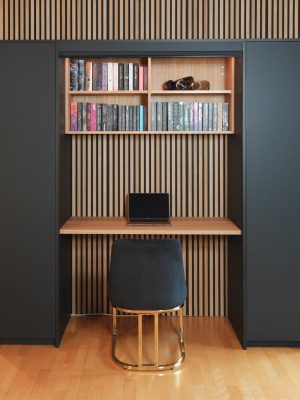 Büroschrank Homeoffice anthrazit mit elektrischem Rollo