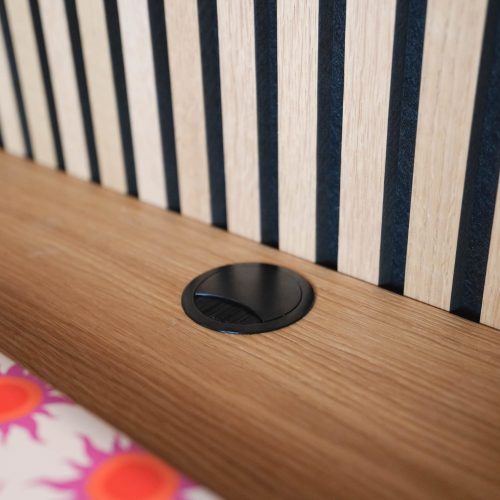 Homeofficeschrank Kabeldurchgang am Tisch