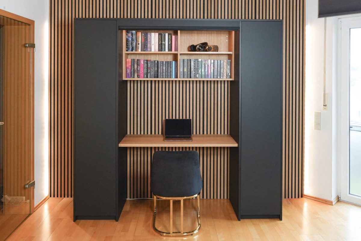 Büroschrank anthrazit mit elektrischem Rollo