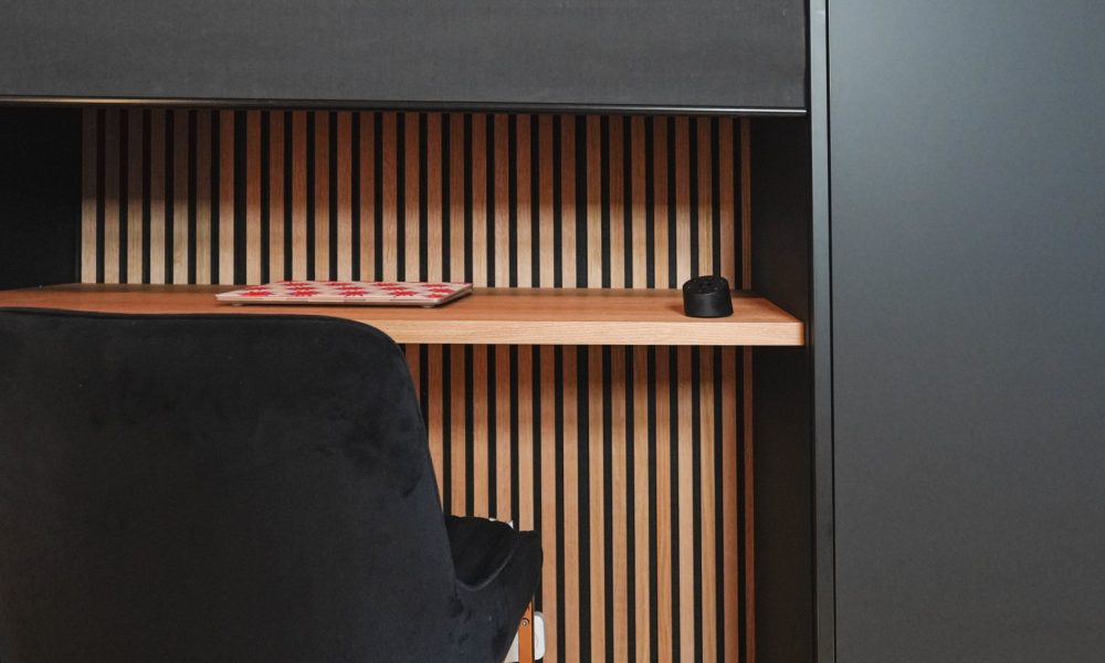 Homeofficeschrank anthrazit mit elektrischen Rollo halb geöffnet