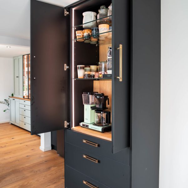 Kaffeeschrank geöffnet mit versenkbaren Türen