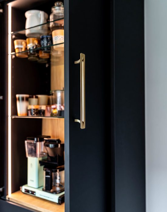 Kaffeeschrank geöffnet mit versenkbaren Türen