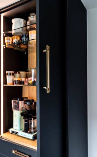 Kaffeeschrank geöffnet mit versenkbaren Türen