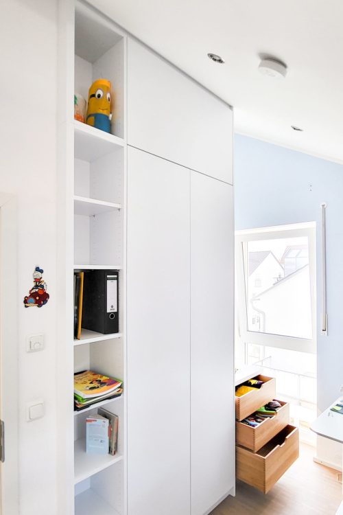Weißer Kinderzimmerschrank mit offenen Regalen