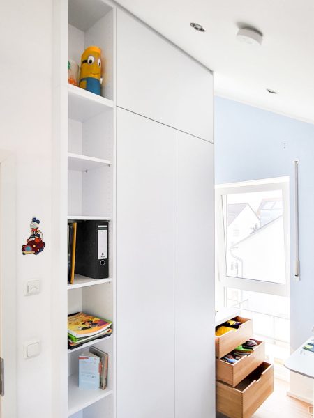 Weißer Kinderzimmerschrank mit offenen Regalen