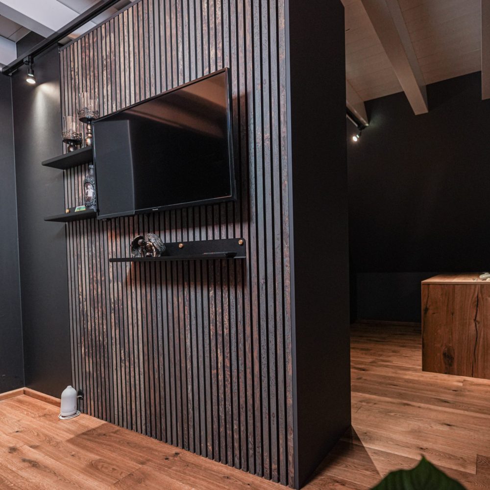 Wandverkleidung dunkle Holzpaneele