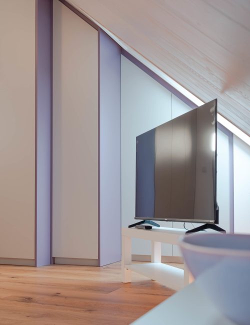 Kleiderschrank Kniestockschrank hellgrau flieder versetzt