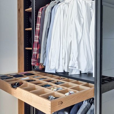 Kleiderschrank matt schwarz Glasschiebetüren schwarz Eicheninlay mit Schmuckeinsatz