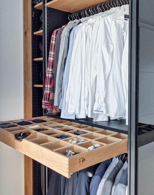 Kleiderschrank matt schwarz Glasschiebetüren schwarz Eicheninlay mit Schmuckeinsatz