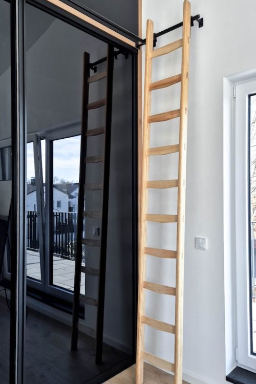 Kleiderschrank matt schwarz Glasschiebetüren schwarz Eicheninlay Leiter