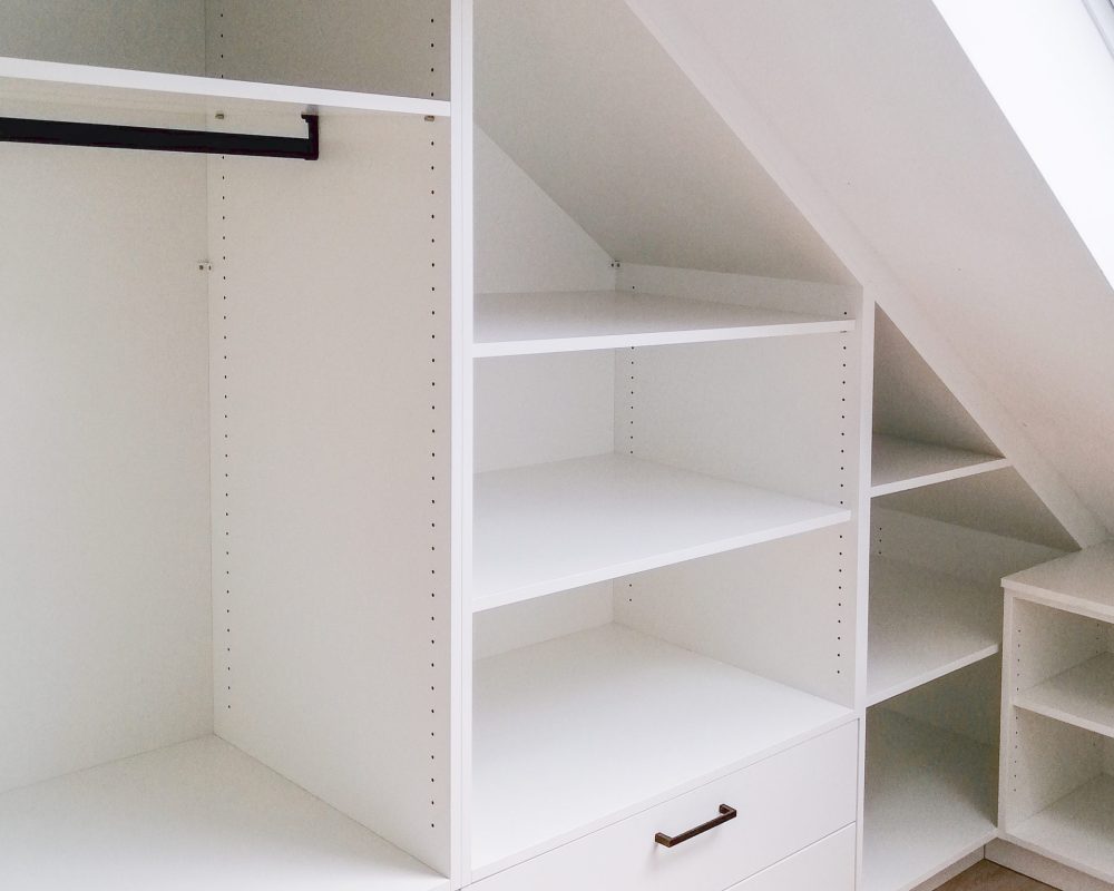 Offenes Kleiderschranksystem mit schwarzen Griffen